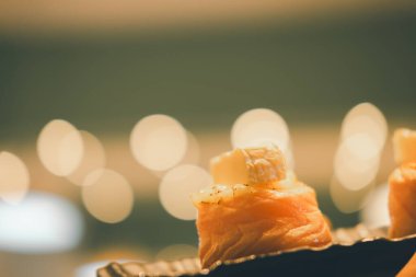 Üstü peynirli somon rulosunun seçici odak noktası. Japon yemek tarzı.