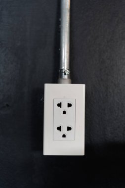Tayland prizi prizi. Siyah bir duvarda elektrik prizi, güç kaynağı.