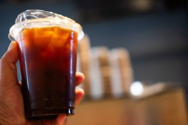 Buzlu Americano 'yu paket servis konteynırına koy.