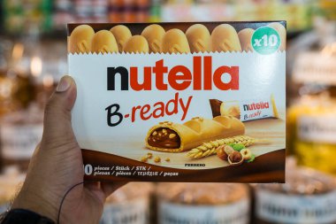 Bangkok, Tayland - 3 Ekim 2025: Tahta kesme tahtasının üzerinde bir paket Nutella B-Ready atıştırmalığı. Nutella dünyaca ünlü bir fındık kremidir..