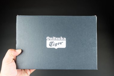 Samut Prakan, Tayland - 3 Ekim 2025: Onitsuka Tiger 'ın kara kutusunu kapatın. Onitsuka Kaplanı 'nın yaptığı ayakkabılar.