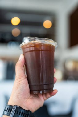 Buzlu sade kahve ya da buzlu Americano. Kapat.