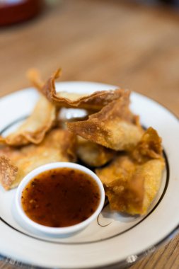 Kızarmış hamur hamuru doldurulmuş domuz pirzolası soslu tatlı, popüler aperatif.