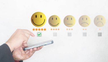 Müşteri geribildirimi beş yıldız derecelendirme konsepti mükemmel hizmet memnuniyeti. Değerlendirme deneyimi pozitif olan sanal ekrana elle dokunmak