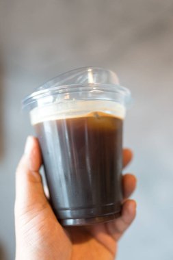 Şeffaf kahve fincanı Amerikano 'yu buz gibi soğuk tutuyor.