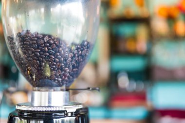 Öğütücü kahve makinesi. Kahve çekirdekleri kahve dükkanının makinesinin içinde. Metin için boşluk