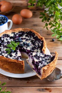 böğürtlenli turta ve çilek rustik ahşap tablo