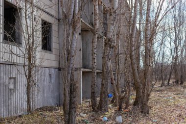 Terk edilmiş ve tamamlanmamış bir apartman. Yakın görünüm.
