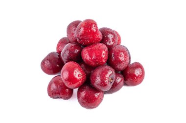 Bir damla suda kırmızı kiraz yığını. Meyveler beyaz arka planda izole edilmiş. Yakın plan..