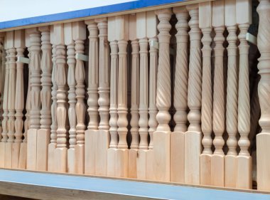 Markette baluster var. DIY mağazasında baluster kereste alışverişi. İkinci kattaki ahşap merdiven için balya oyulmuş..