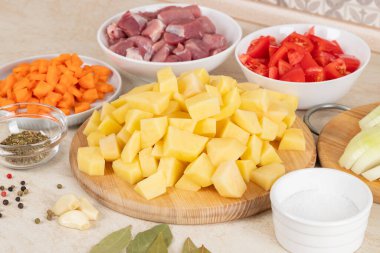 Mutfaktaki çoklu tencerede et ile haşlanmış patates pişirmek için ham malzemeler hazırladım. Çoklu pişiriciyle haşlanmış patates pişirmek. Yakın plan..