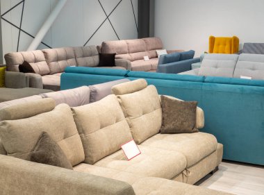 Satışa sunulan kanepeleri ve koltukları olan mobilya mağazası, fotokopi alanı. Döşenmiş mobilya mağazasında kanepeler ve kanepeler olan bir gösteri odası..