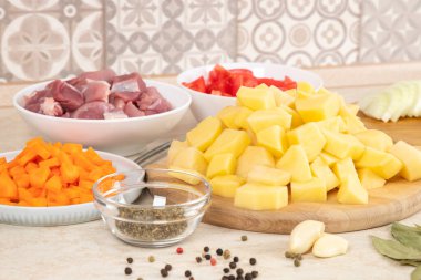 Mutfaktaki çoklu tencerede et ile haşlanmış patates pişirmek için ham malzemeler hazırladım. Çoklu pişiriciyle haşlanmış patates pişirmek. Yakın plan..