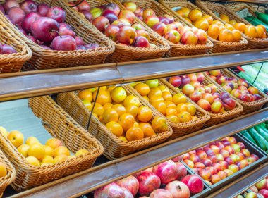 Market raflarında, tezgahta taze meyve ve sebze çeşitleri. Piyasada çok sayıda taze meyve ve sebze var. Yakın plan..