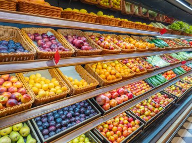 Market raflarında, tezgahta taze meyve ve sebze çeşitleri. Piyasada çok sayıda taze meyve ve sebze var. Düşük ihtimal.