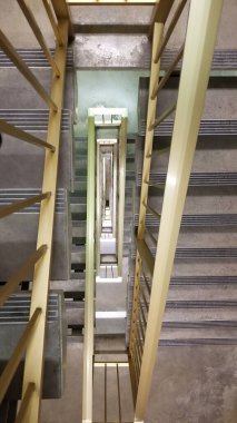 Hastane merdivenlerinin aşağısına bak.