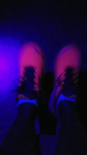 Glückliche Fluoreszierende Füße Dunklen Raum — Stockvideo