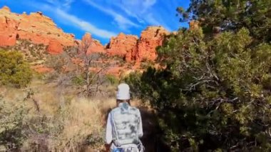 Sedona, Arizona 'daki M-unds Dağı yakınlarında kadın yürüyüşçü.