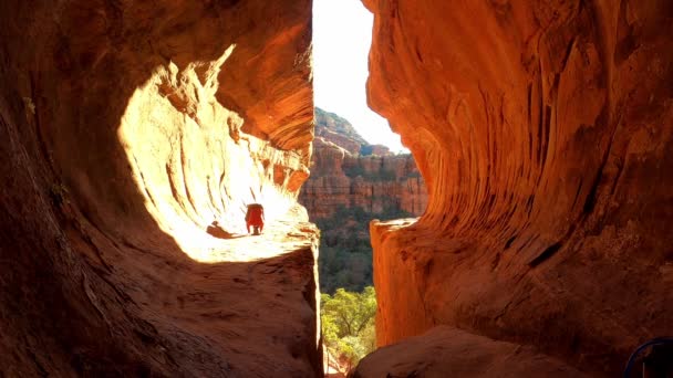 Kopfstand Mit Schatten Subway Cave Sedona Arizona — Stockvideo