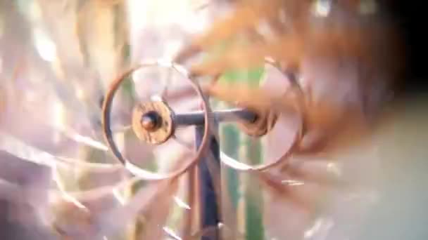风中旋转的铜制风车 — 图库视频影像