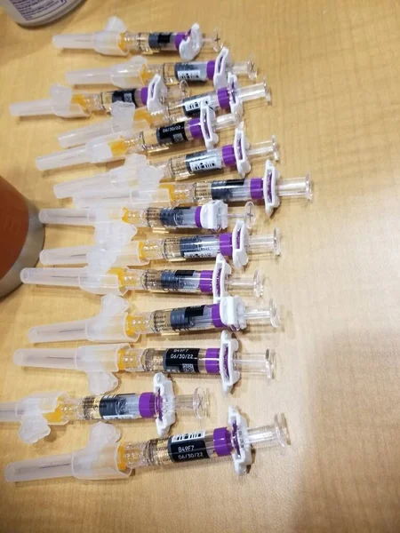 诊所桌上注射器注射流感疫苗 — 图库照片