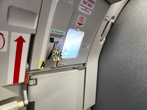 Uitgangsluik Van Het Vliegtuig Met Waarschuwingsborden Ongewapend — Stockfoto