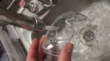 Hastanede Damlacık İzolasyon Gözlüğü Yıkama