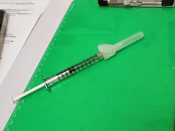 Impfstoff Lösung Spritze Auf Kliniktisch — Stockfoto