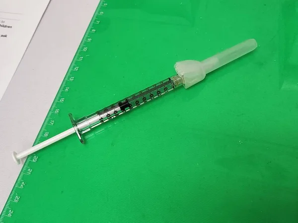 Vaccinatie Oplossing Spuit Klinische Tafel — Stockfoto