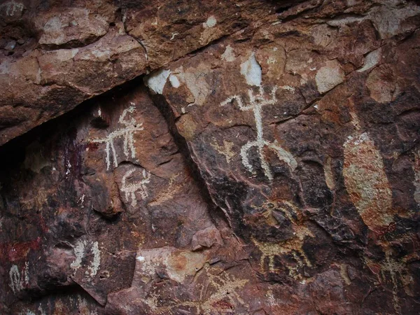 Arizona 'daki Snake Gulch mağara duvarının birden fazla petroglifleri.