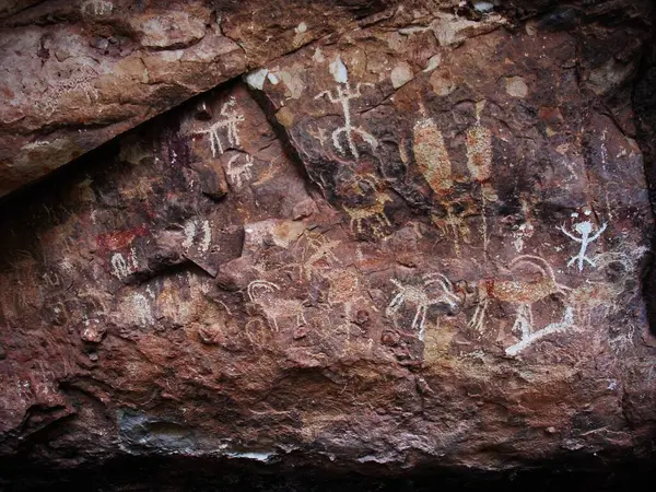 Arizona 'daki Snake Gulch mağara duvarının birden fazla petroglifleri.