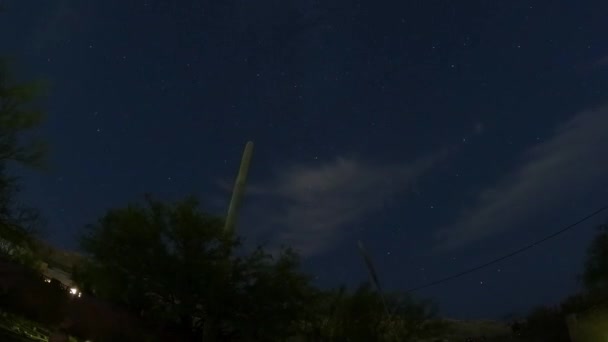 Bewegende Sterren Aan Nachtelijke Hemel Met Voorbijgaande Wolken — Stockvideo