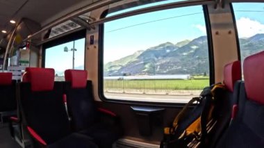 Hızlı hareket eden İsviçre treni başka bir treni geçiyor.