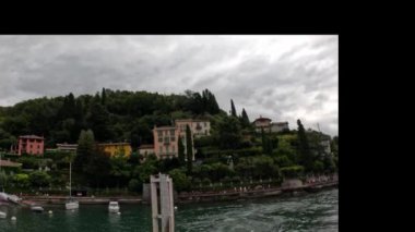 İtalya, Varenna 'dan kalkan feribota doğru bakın.