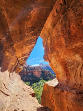 Gölgeli güneş ışığı - Subway Mağarası - Sedona, Arizona