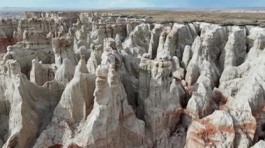 Kömür Madeni Kanyonu 'nda kırmızı ve beyaz kumtaşı popolarından uç