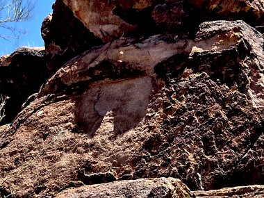Güneş hançeri, yaz gündönümünde öğlen vakti sarmal petroglyph üzerindeki gölge - Sonoran Çölü