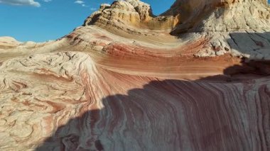 Beyaz cep delip geçiyor - beyin kayası ve oyulmuş kırmızı kumtaşı