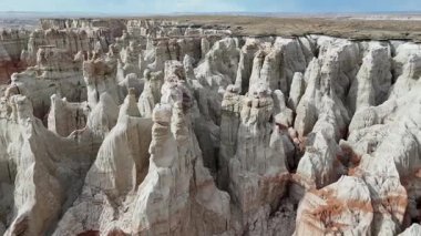Kömür Madeni Kanyonu İHA 'sı uçuyor. Kırmızı ve beyaz oyulmuş kumtaşı zirveleri.