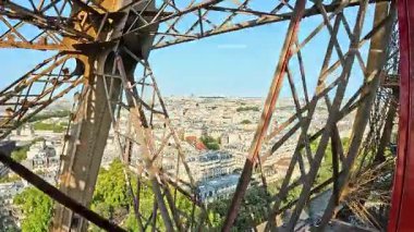 Eyfel kulesi gece ışıldayan ışıklar ve dönen fener