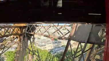 Eiffel kulesi, asansörle en tepeye Paris, Fransa