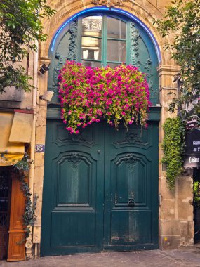 Çiçekli ve pencereli mavi-yeşil kapılar - Paris, Fransa