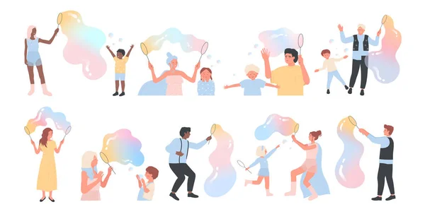 肥皂泡沫显示集矢量说明 卡通孤立无援的孩子和成年人在泡沫派对上玩和吹着巨大的气球 可爱的小女孩和男孩吹着巨大的气泡 球和空气球 — 图库矢量图片