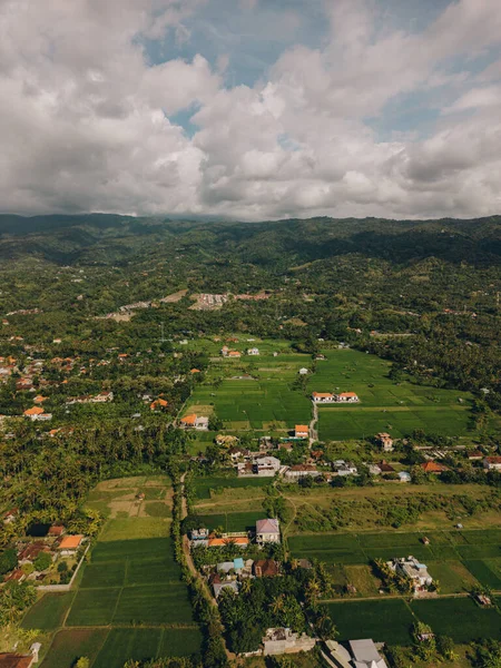 Vista Aérea Del Valle Verde Con Colinas Onduladas Árboles Casas —  Fotos de Stock