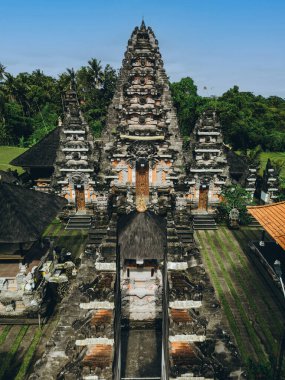 Güzel, karmaşık, geleneksel Hinduizm taşından bale tapınağının havadan görünüşü. Kutsal Asya Pura mimarisi, Endonezya
