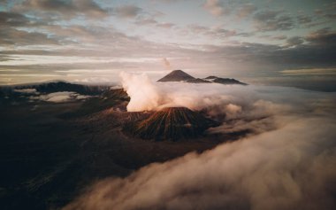 Bromo Volkanı 'nın puslu manzarası. Java Ulusal Parkı 'nda Semeru Dağı' yla sisli bir sabah.