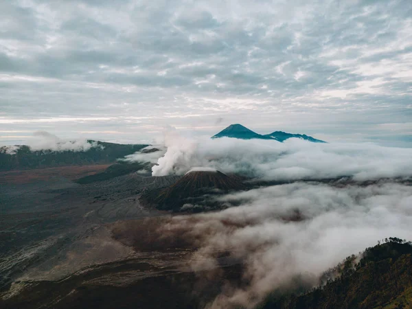Ландшафтний Вид Туманного Вулкана Бромо Густий Ранок Національному Парку Ява — стокове фото