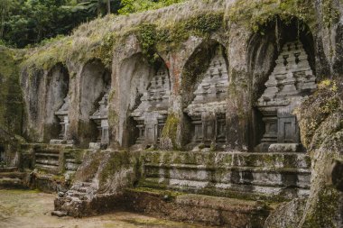 Pura Gunung Kawi kraliyet mezarları. Antik Bali Tapınağı cazibesi, Ubud 'daki tarihi kayalık tapınak