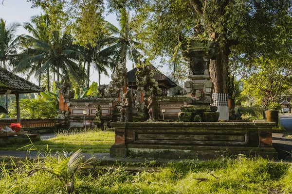 バリのヒンズー教寺院建築 ジャングルの古い伝統的なインドネシアの建物 ホリー祈る場所 — ストック写真