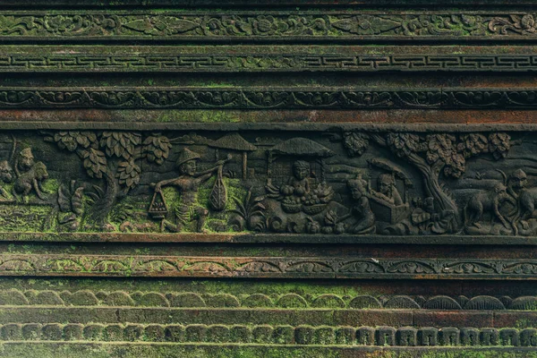 在神圣的猴林里 用苔藓把石墙雕成近景 巴厘建筑用猴子的场景雕刻石头 — 图库照片
